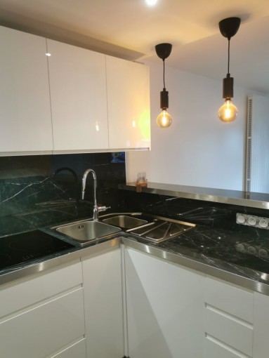 Cuisine-Blanche & Marbre - Vue évier d'angle- Ker Gafa 